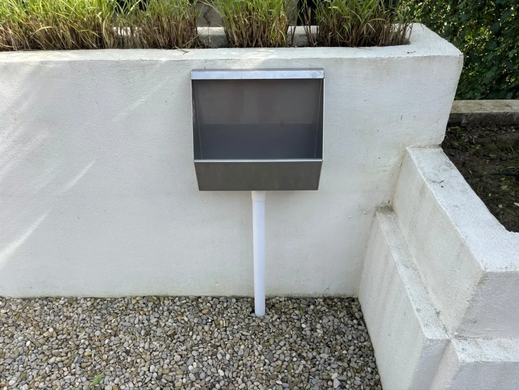 Roestvrijstalen tuinsanitair geïnstalleerd in een tuin