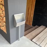 RVS urinoir geïnstalleerd in een tuin